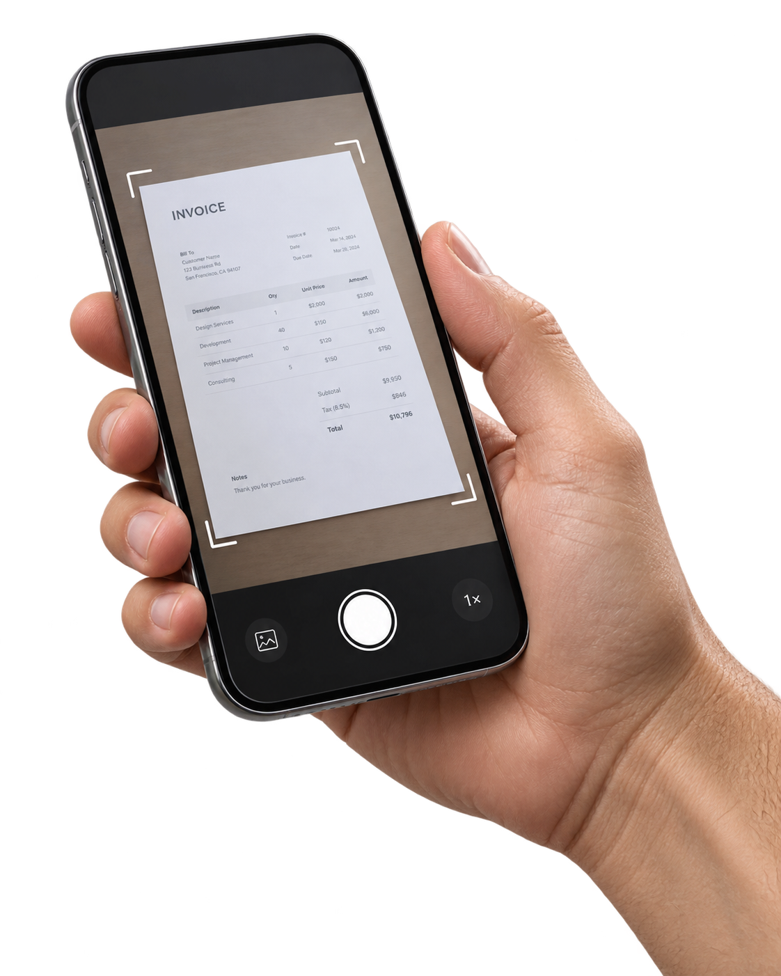 Main tenant un smartphone au-dessus d’une facture